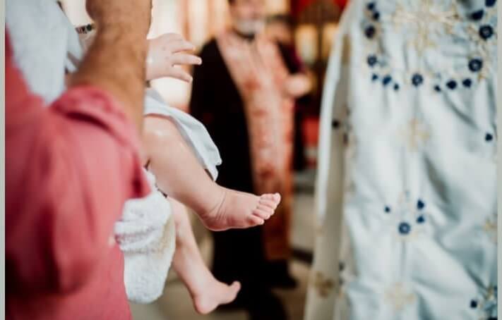 na slici se vide bebine nogice