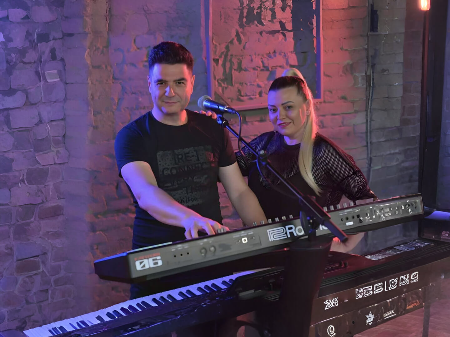 muškarac i žena u crnom za klavijaturom