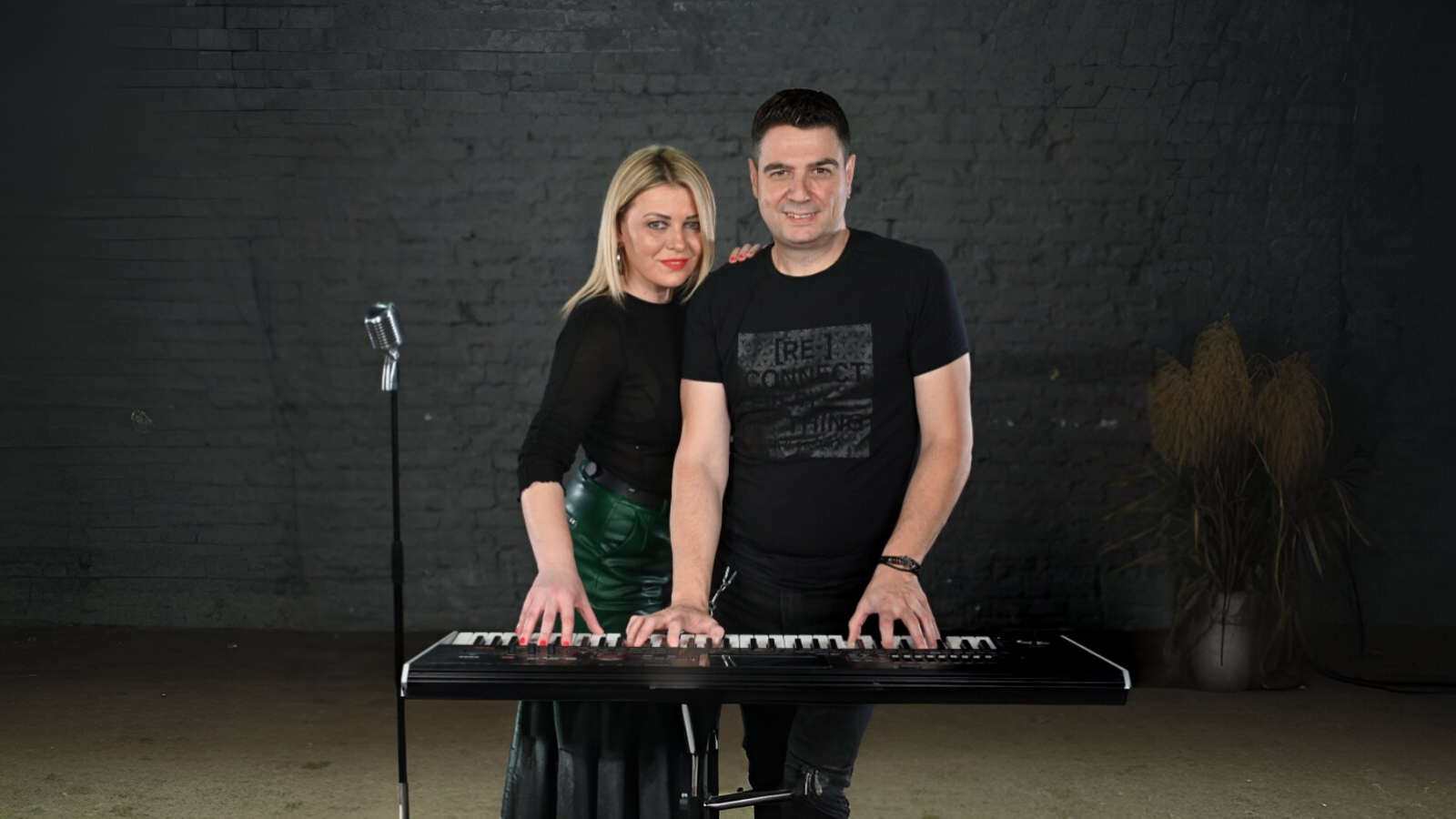 žena i muškarac u crnim majicama staje za klavijaturom