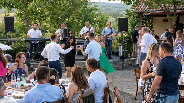 Bend za proslave svira uživo na otvorenom na porodičnom slavlju u Srbiji