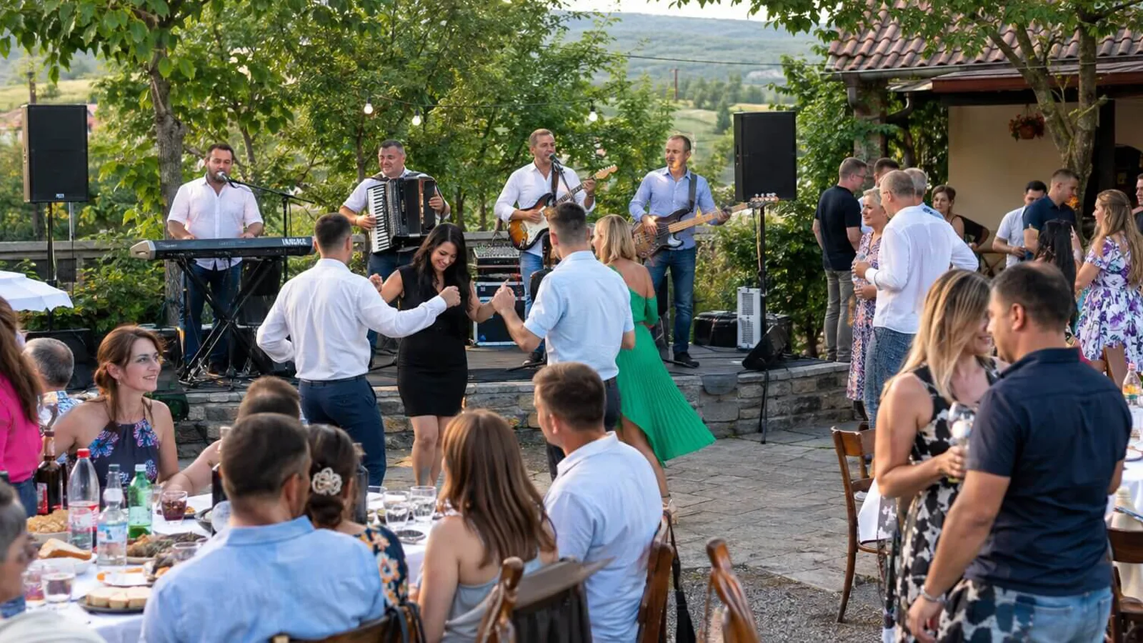 Bend uživo na srpskoj svadbi i gosti koji plešu