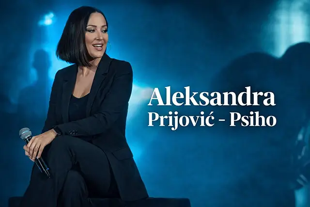 Aleksandra Prijović Psiho cover thumbnail – pevačica na bini sa mikrofonom, plavo svetlo, profesionalni YouTube thumbnail dizajn