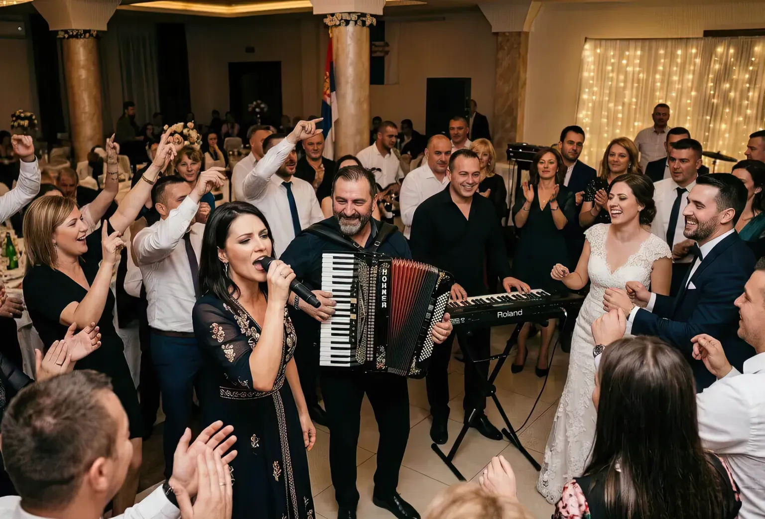 Bend za svadbu uživo podiže atmosferu na veselju, gosti igraju oko pevačice i harmonikaša – koliko košta bend za svadbu