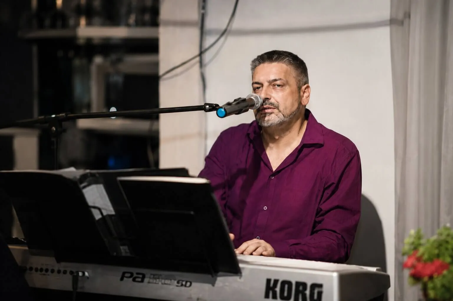 Bojan Mažestik svira klavijaturu i peva na proslavi uz muziku uživo u restoranu