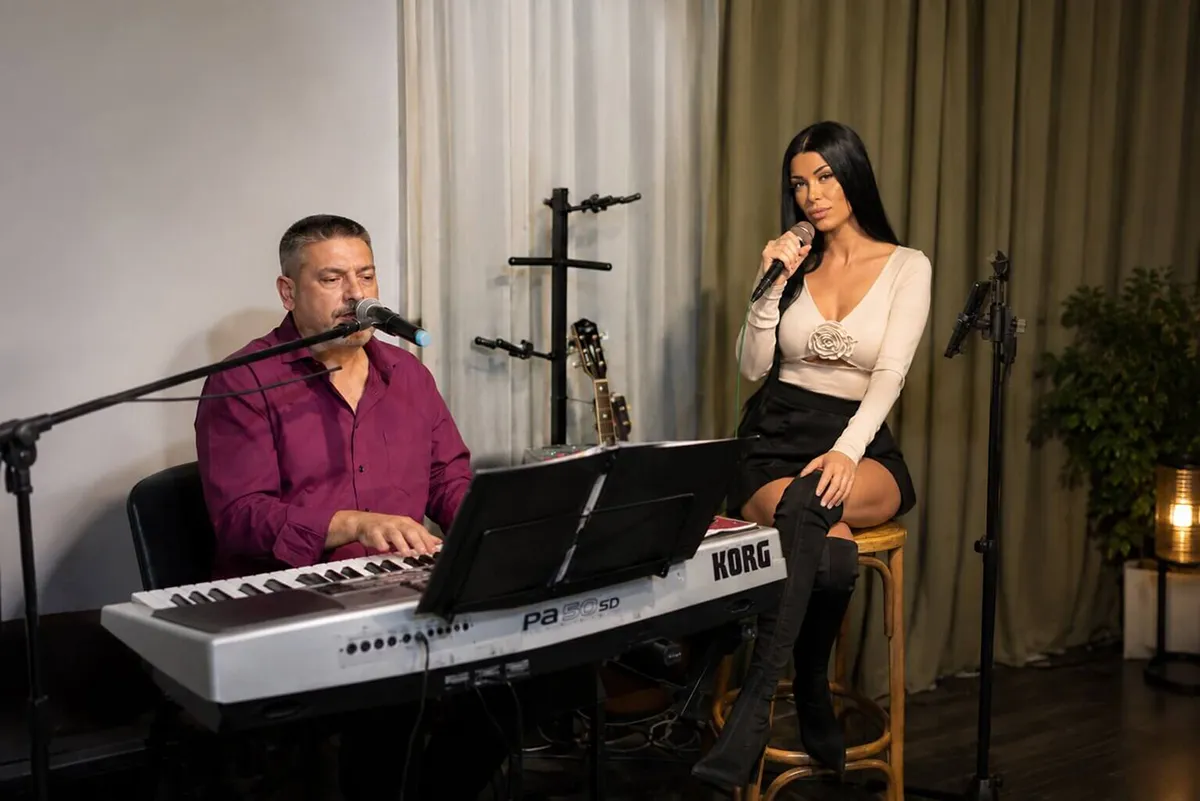 Duo Mažestik - klavijaturista i pevačica na proslavi uz muziku uživo