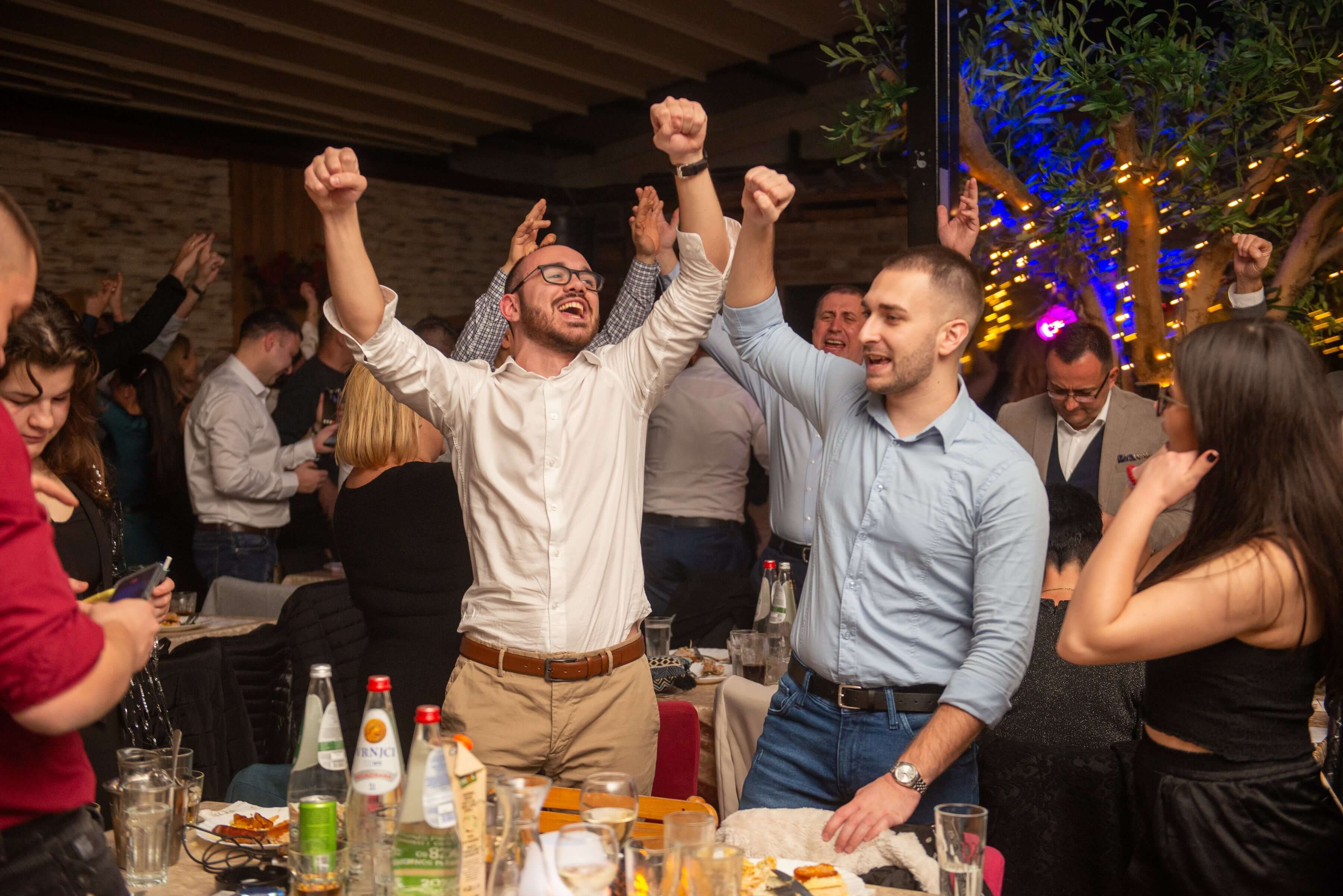 dva muškarca sa dignutim pesnicama igraju