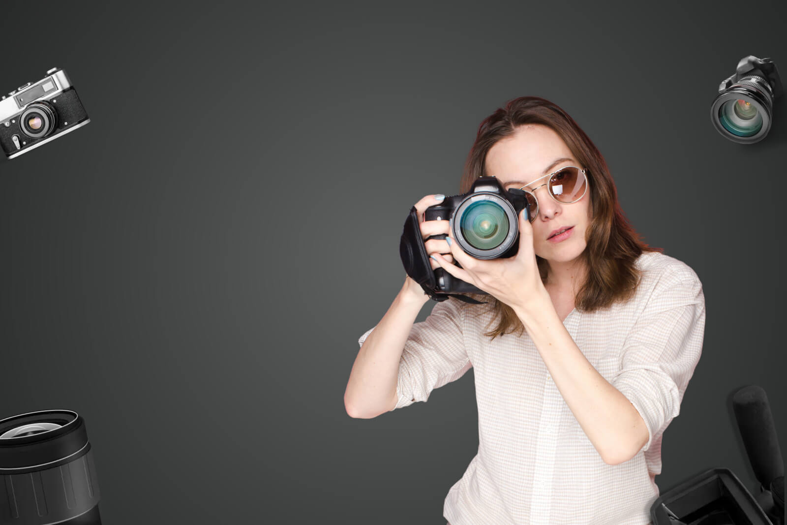 devojka sa sunčanim naočarima drži fotoaparat i slika