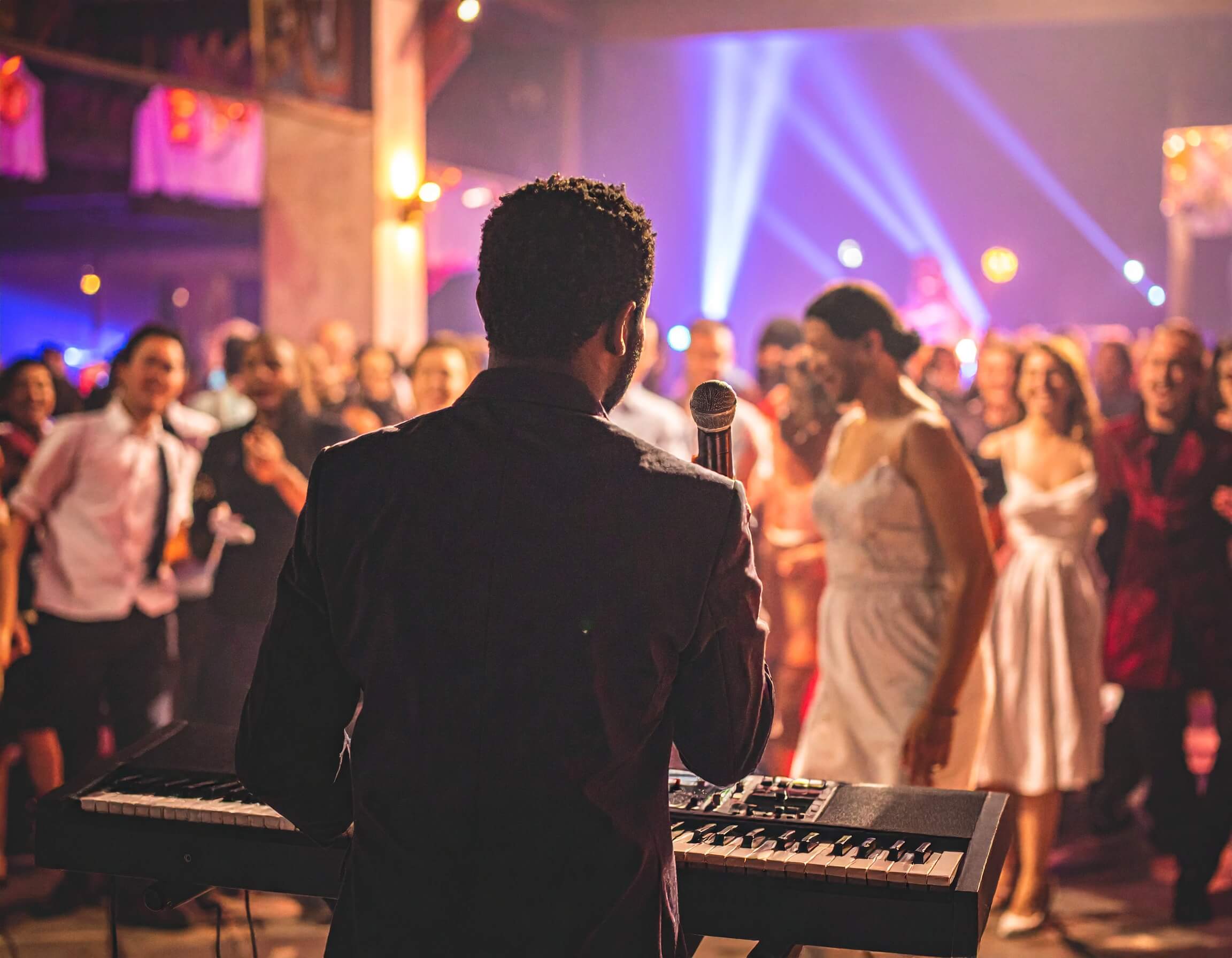Pevač klavijaturista cena – nastup uživo na svadbi, rođendanu i privatnoj proslavi uz vrhunsku atmosferu i muziku za sve generacije.