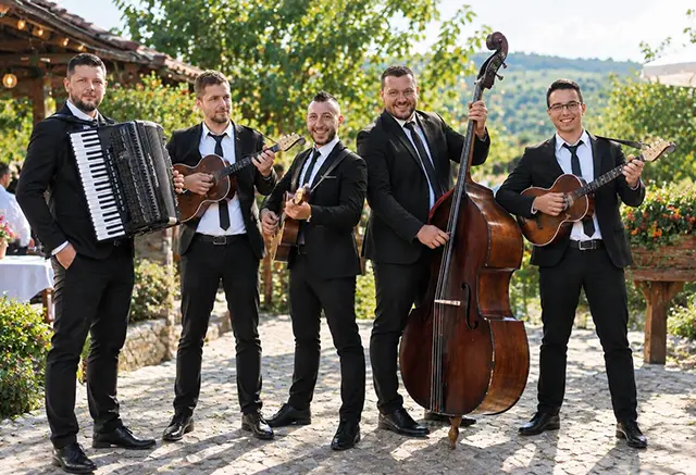 Tamburaški bend svira uživo na otvorenom na proslavi u Srbiji