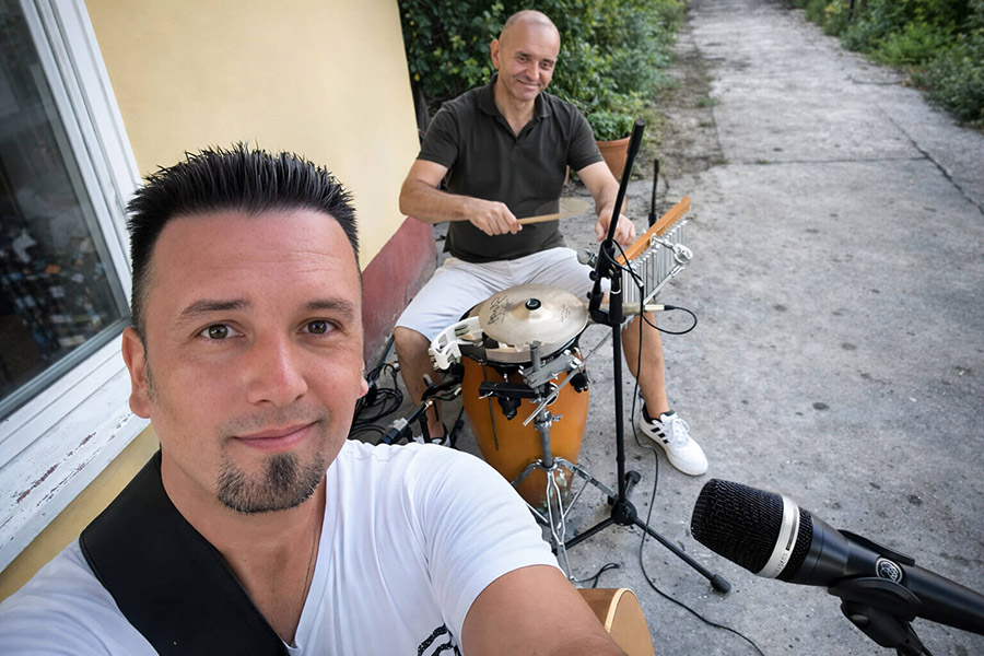 Članovi akustičnog benda – gitarista i perkusionista tokom pripreme za nastup na proslavi.